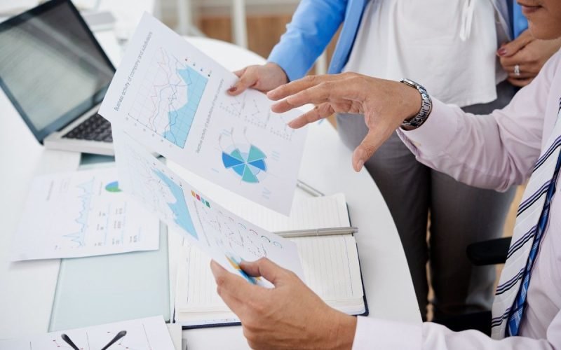discussing-financial-reports-100kb